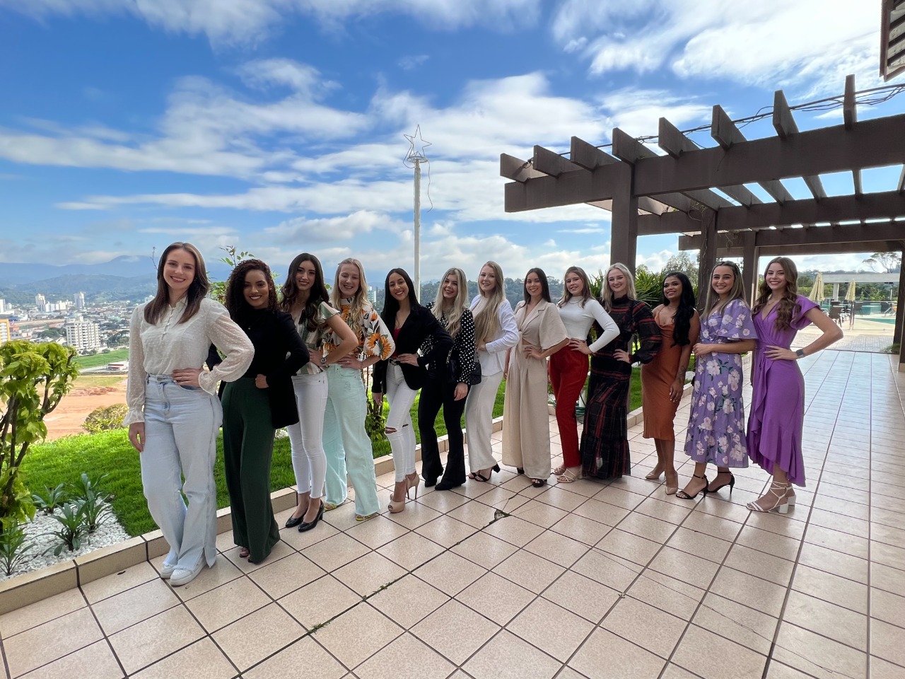 Candidatas a realeza da Fenarreco participam do primeiro evento