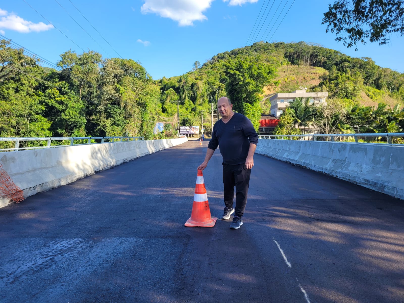 Prefeito Ari Vequi acompanha a liberação do trânsito na ponte Alois Petermann nos bairros Rio Branco e Dom Joaquim neste sábado