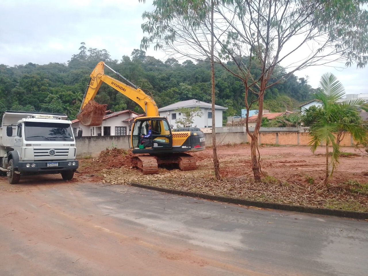 Confira as atividades da equipe de patrola e limpeza da Secretaria de Obras