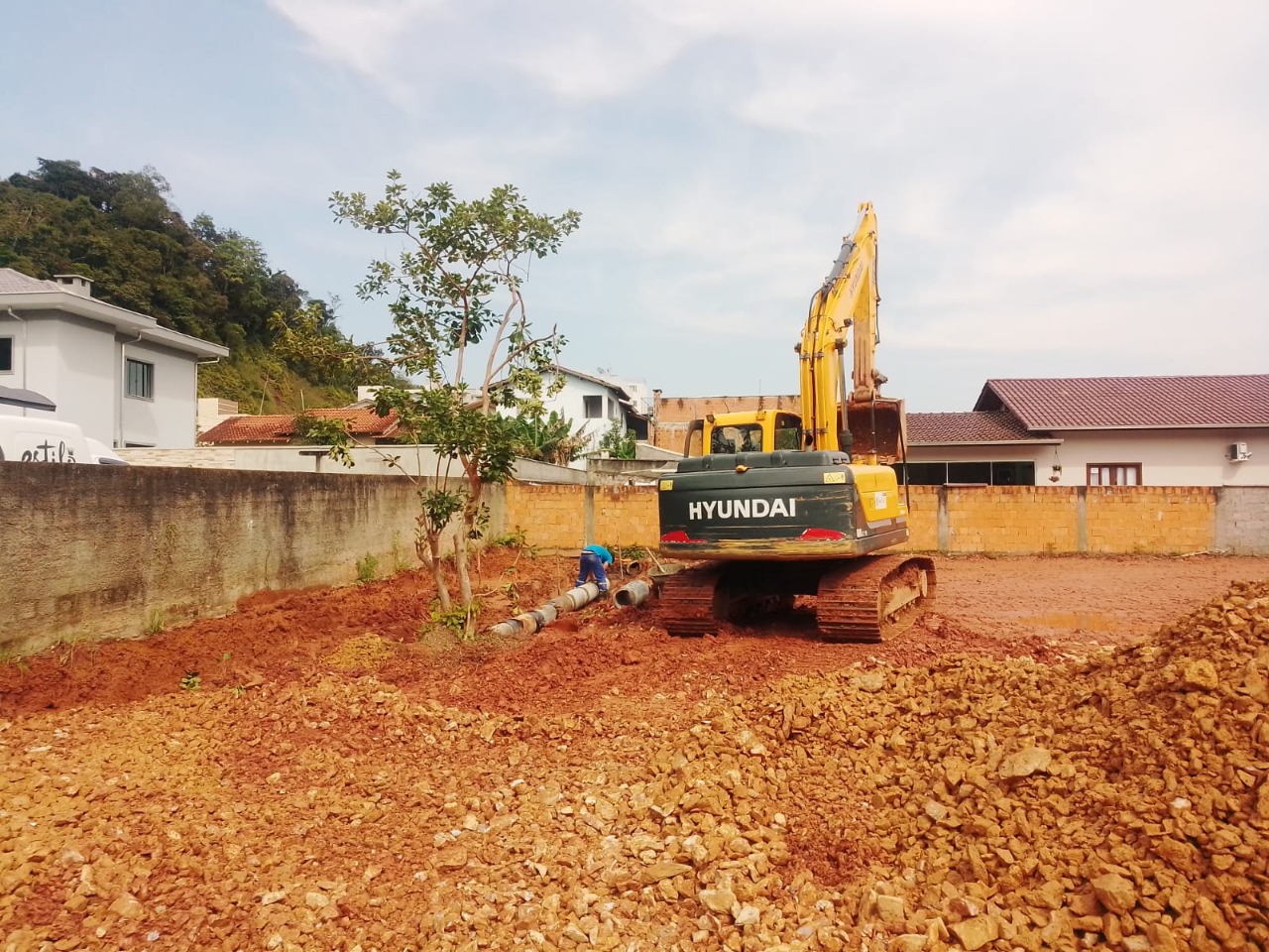 Confira as atividades da equipe de patrola e limpeza da Secretaria de Obras