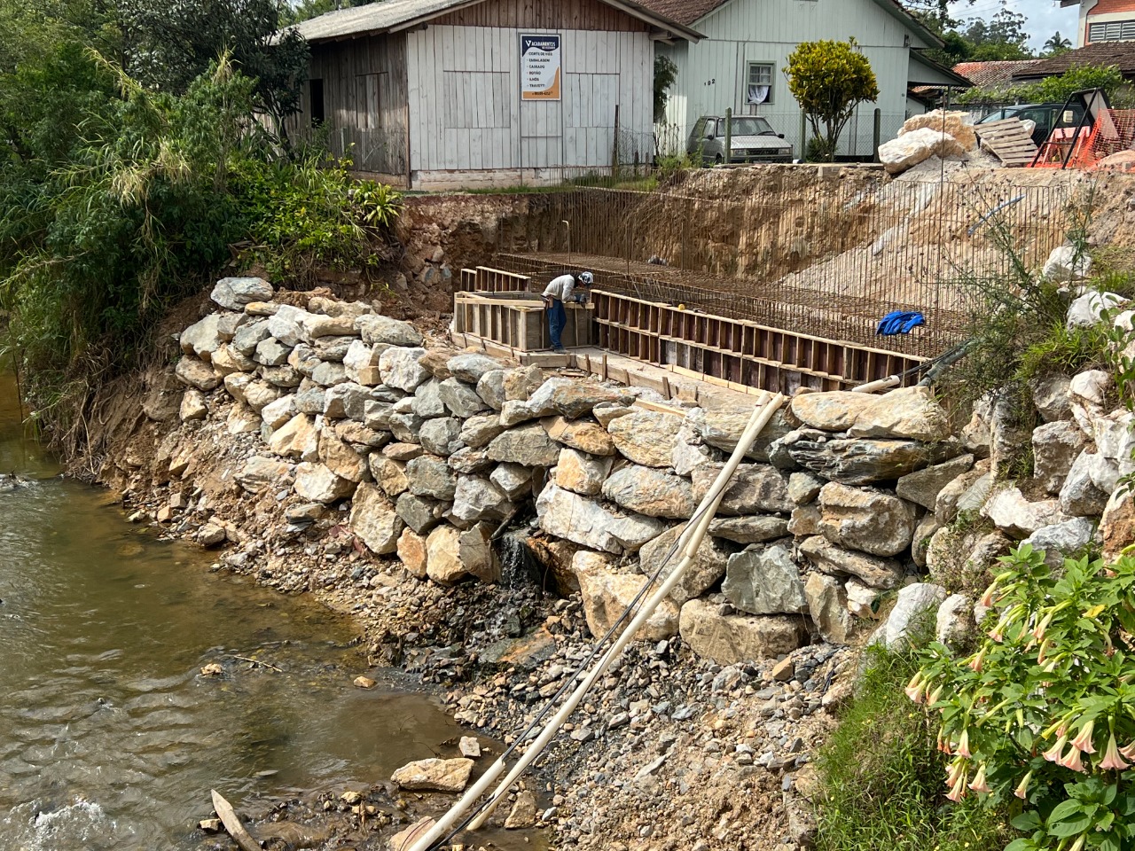 Ponte da rua Itajaí: Obra completa parte de estaqueamento