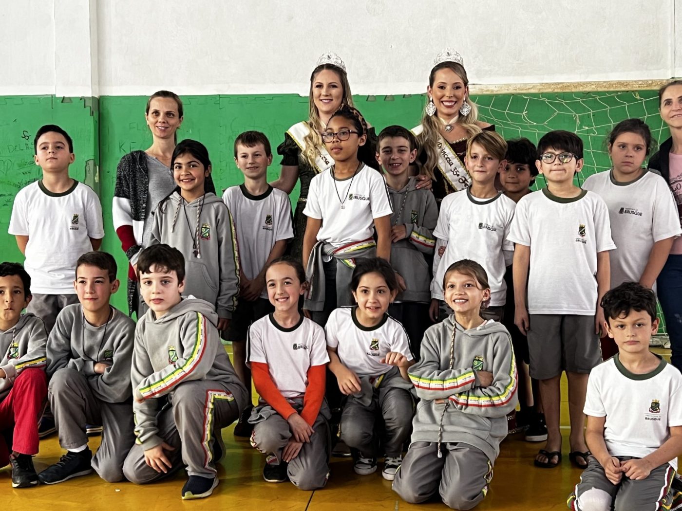 Realeza da 35ª Fenarreco visita escolas do município