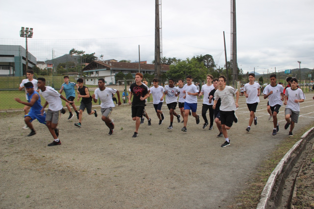 Jogos Escolares: Alunos da rede de ensino de Brusque participam das provas do atletismo