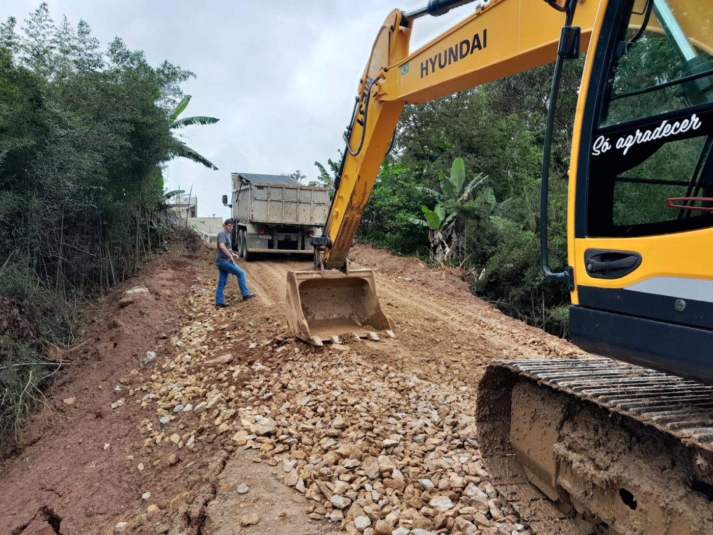 Secretaria de Obras inicia trabalhos de acesso para construção de nova ponte