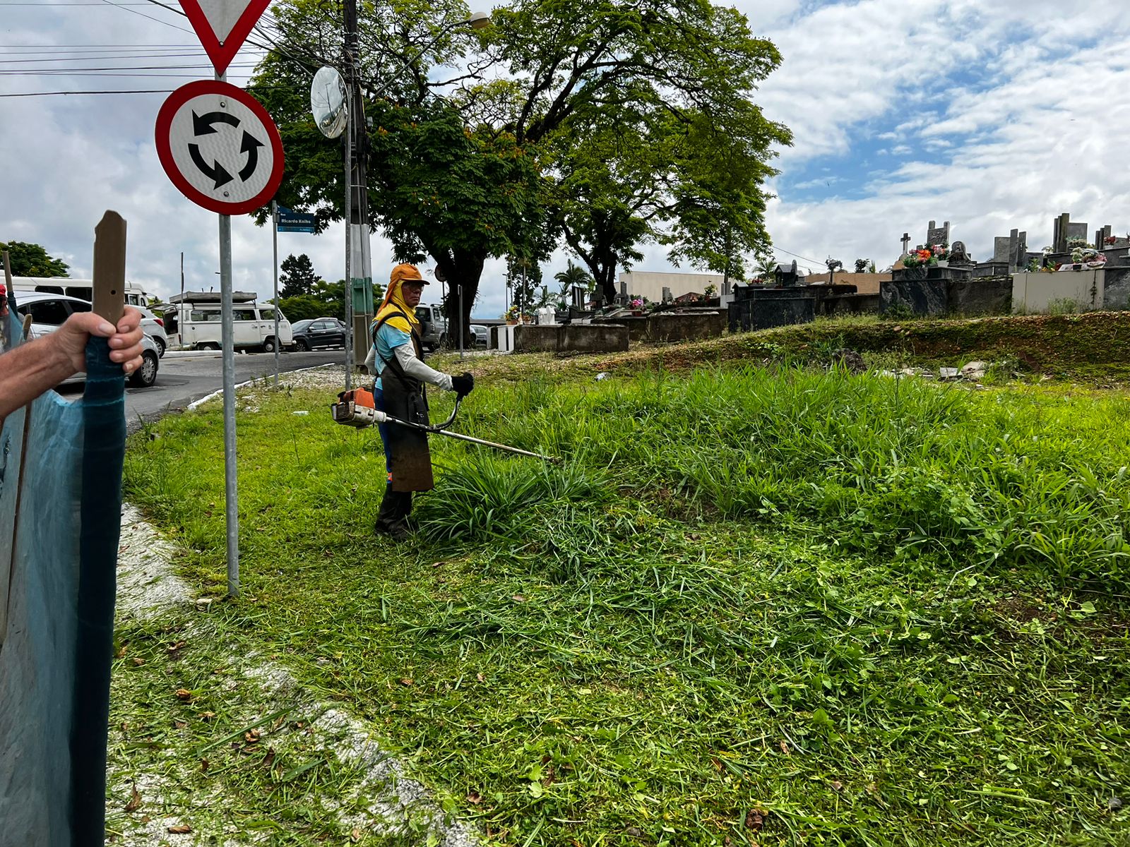 Secretaria de Obras realiza manutenção no cemitério Parque da Saudade