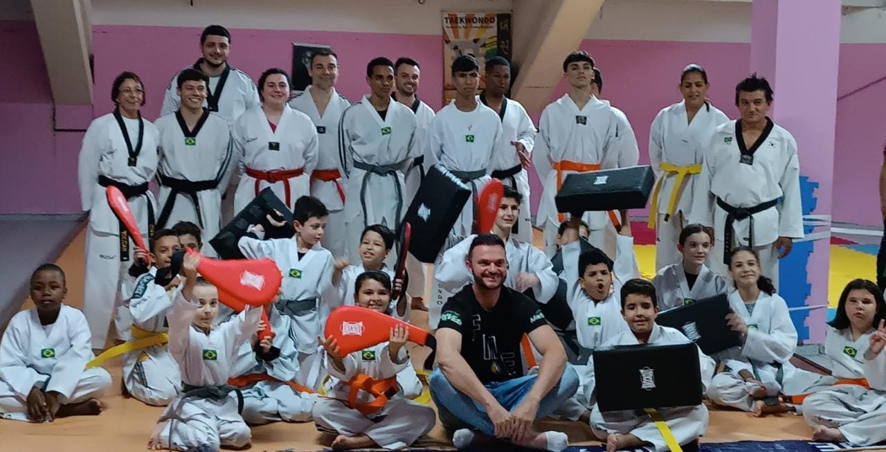 Atletas de Taekwondo fazem exame de faixa