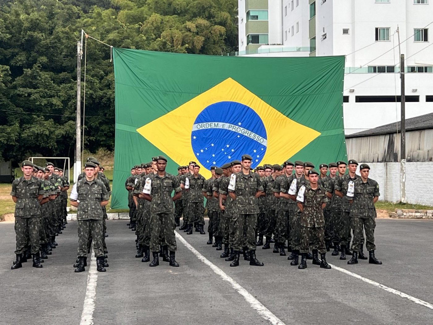 Tiro de guerra comemora o Dia da Bandeira com a formação de 98 atiradores