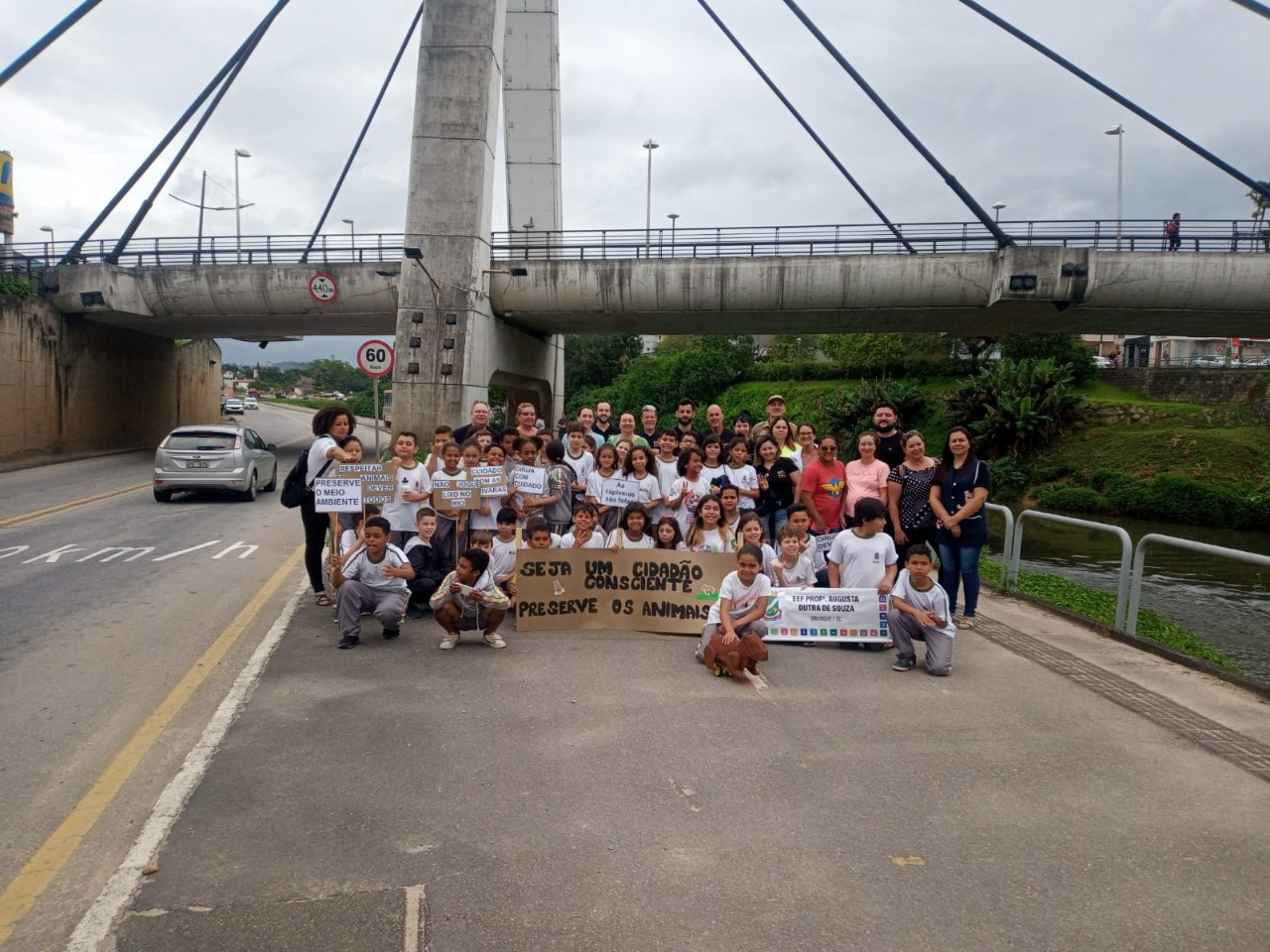 Alunos da Rede Municipal de Ensino passeiam com a Capivara Tony na Beira Rio