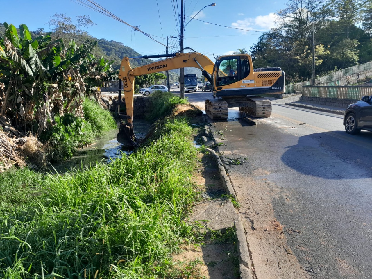 Confira as atividades da equipe de patrola e limpeza da Secretaria de Obras