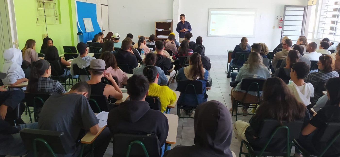 Sine Brusque ministra palestra para o Centro de Educação de Jovens e Adultos