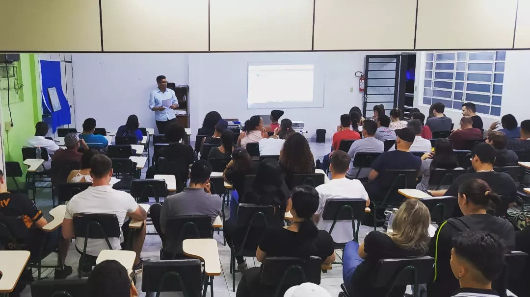 Sine Brusque ministra palestra para o Centro de Educação de Jovens e Adultos