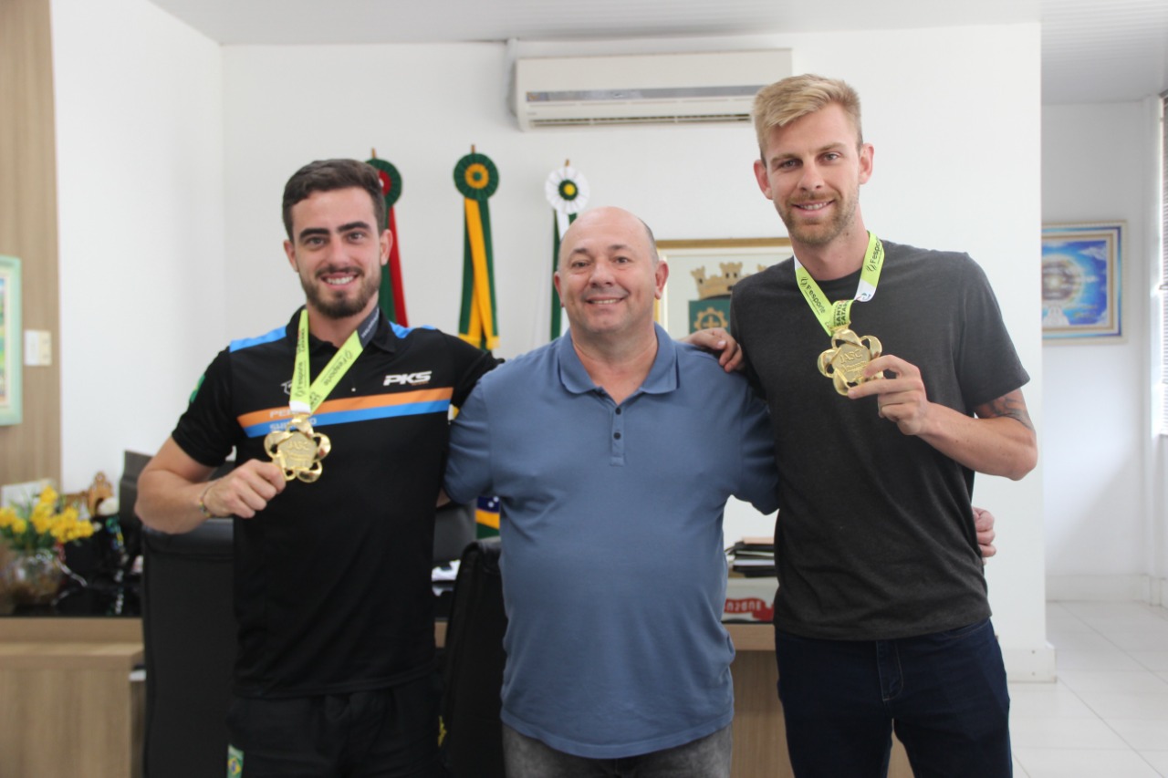 Medalhistas de ciclismo de Brusque nos JASC visitam prefeito Ari Vequi