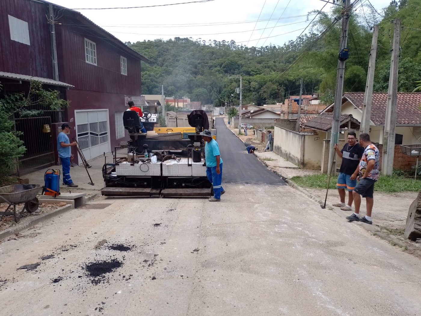 Rua Martin Debatin recebe pavimentação asfáltica