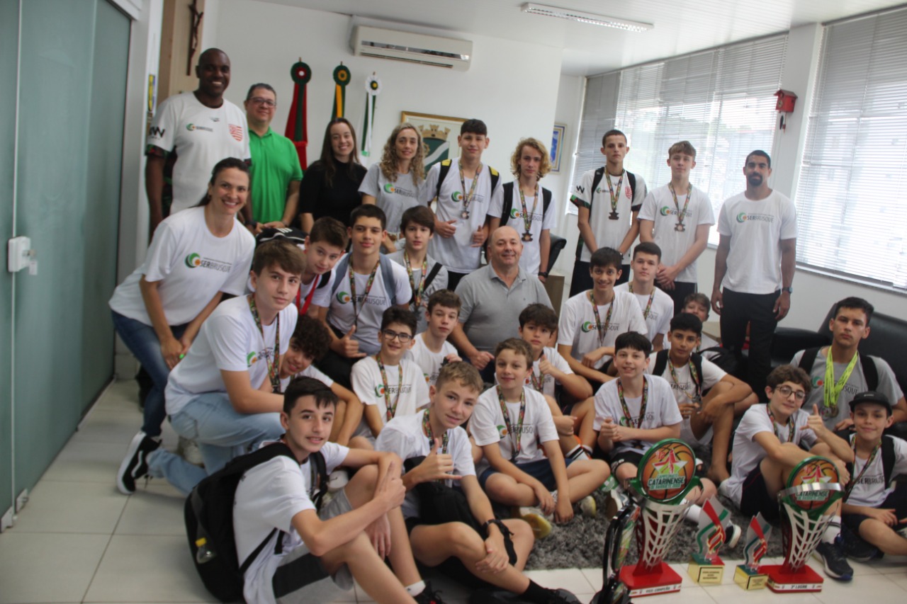 Atletas do basquete SER Brusque visitam prefeito Ari Vequi