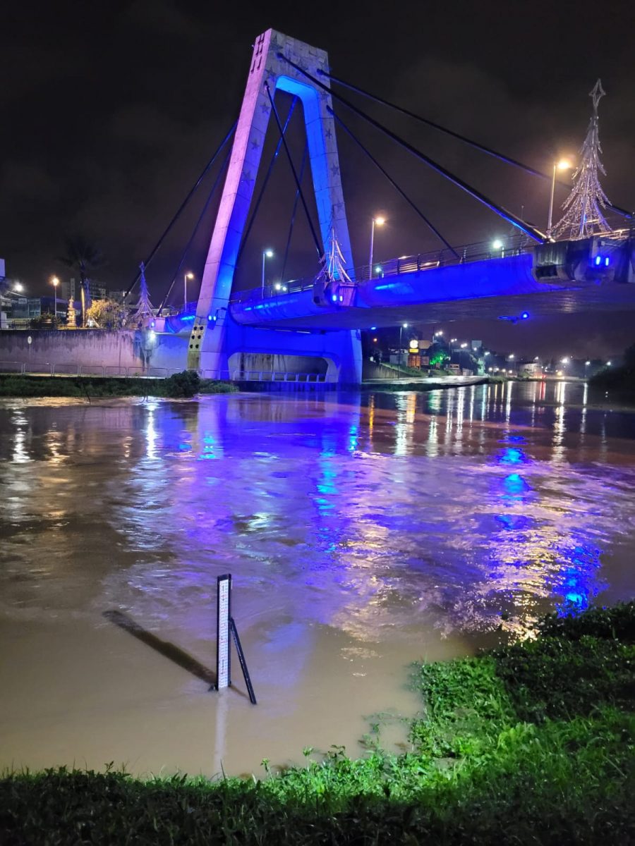 Rio deve sair da calha por volta da meia noite