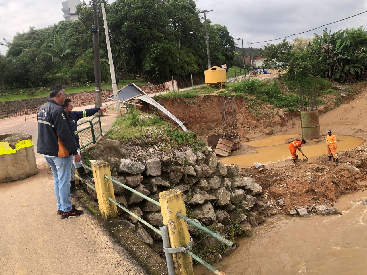 Prefeito em exercício confere situação da ponte DJ 003