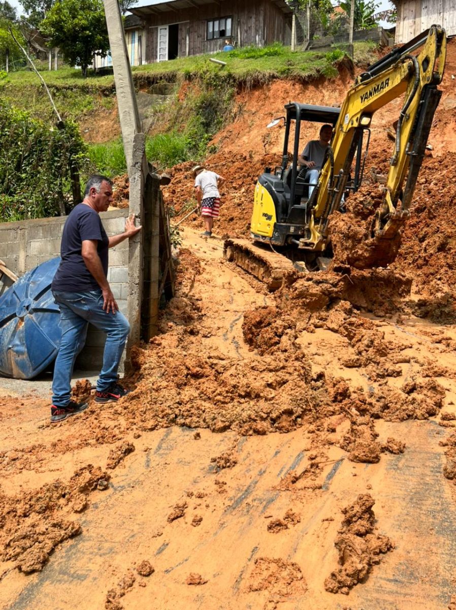 Prefeitura libera acesso na rua PM 026, no bairro Primeiro de Maio