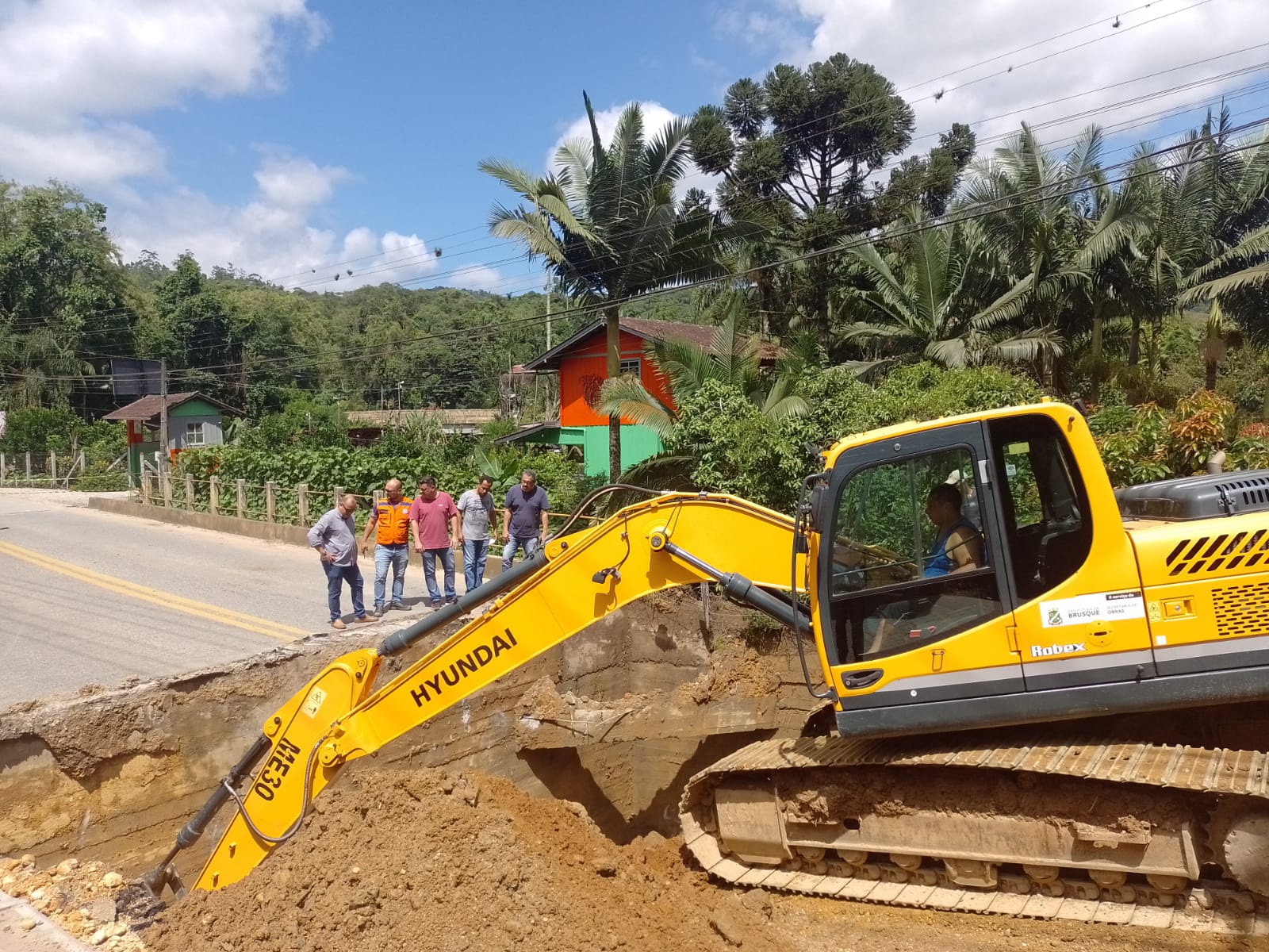 Equipes trabalham nas obras da ponte da rua David Hort, no Dom Joaquim