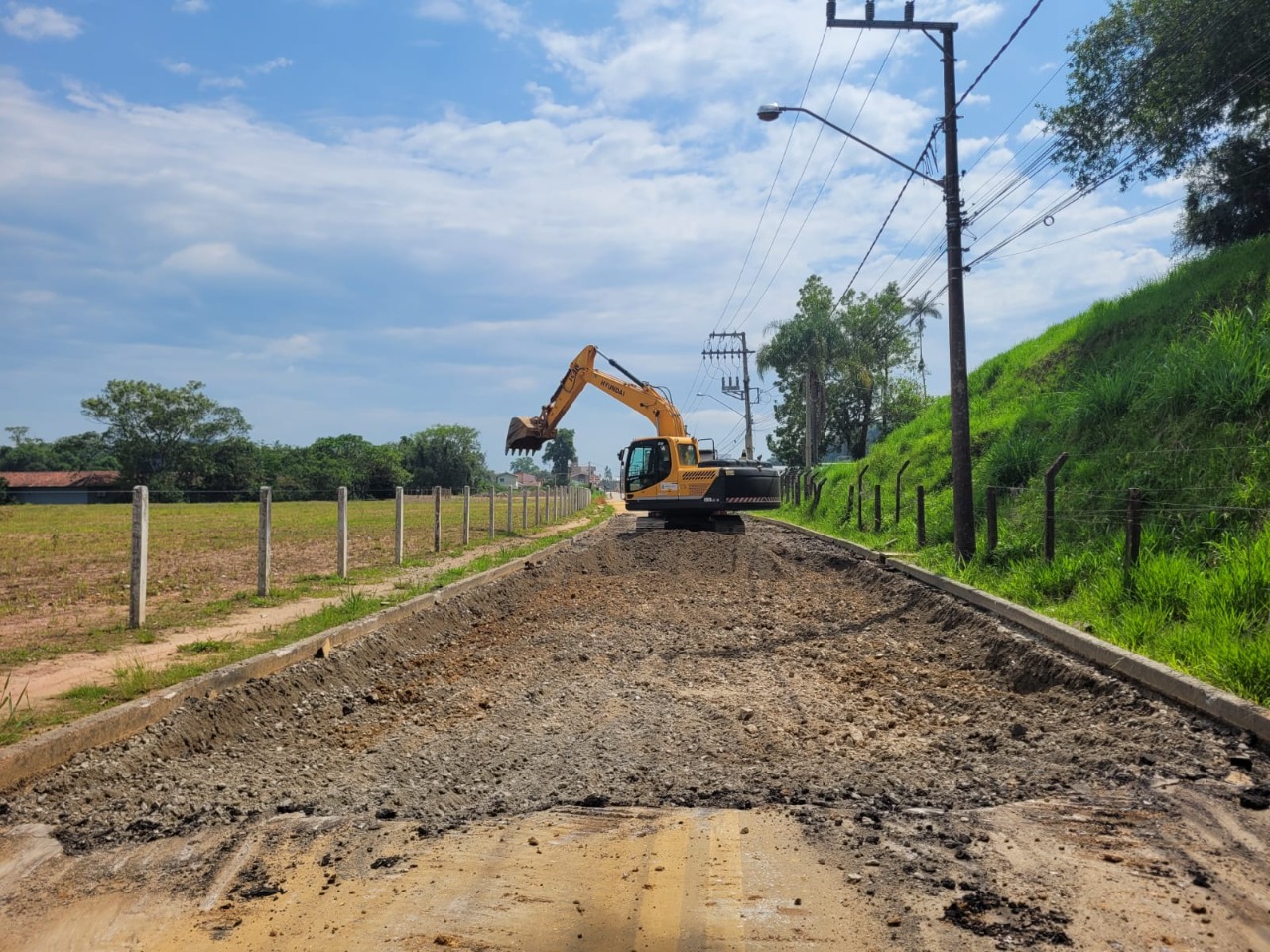 Obras utiliza escavadeira de grande porte no trecho interditado da Rua Itajaí