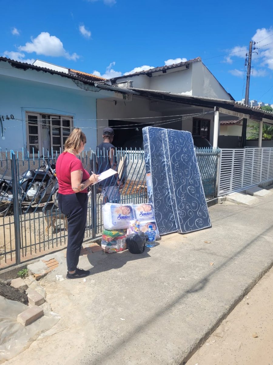 Prefeitura de Brusque entrega de kits para famílias atingidas pelas chuvas