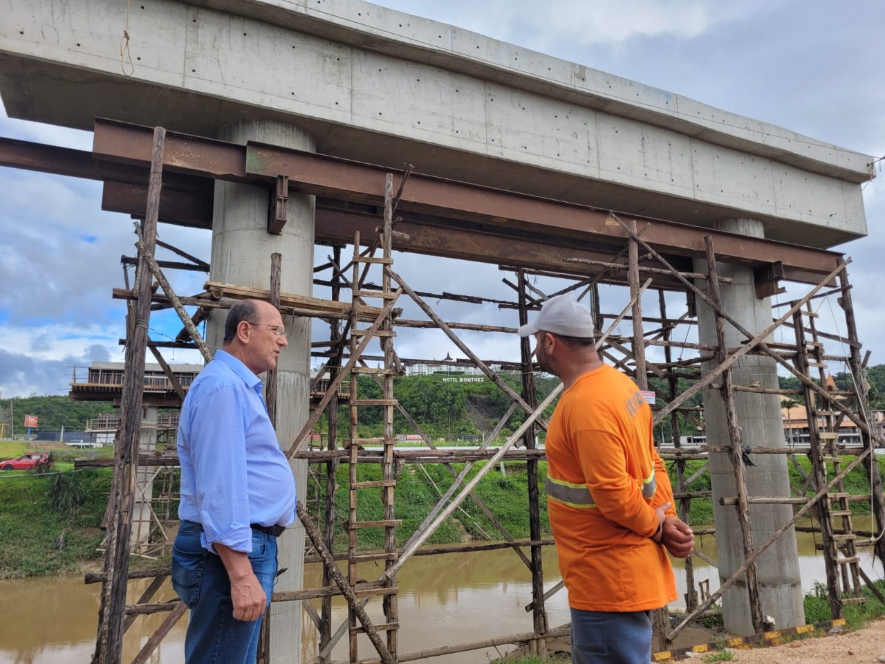 Prefeito em exercício visita obra da nova ponte do Centro