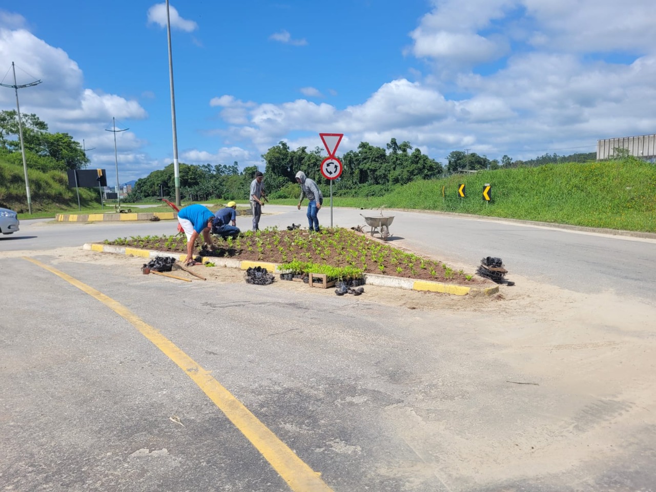 Departamento de paisagismo segue em atividade durante as férias coletivas