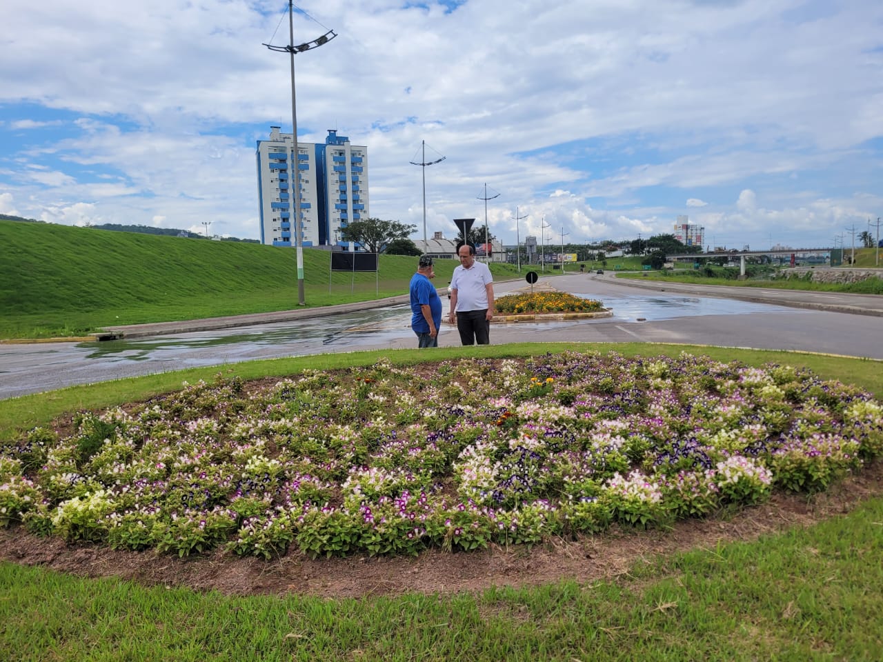 Departamento de paisagismo prepara cidade para receber turistas e a volta de brusquenses que saíram de férias