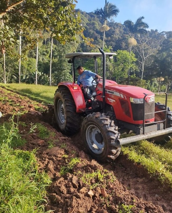 Diretoria de Agricultura assiste a 533 famílias com maquinário