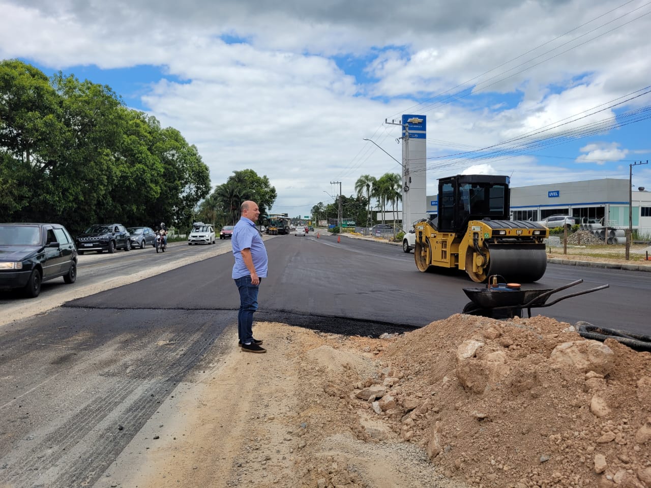 Ari Vequi reassume prefeitura e visita obra