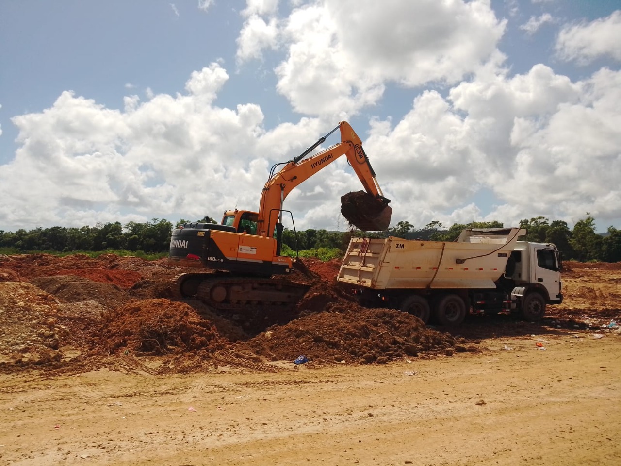 Confira as atividades da equipe de patrola e limpeza da Secretaria de Obras