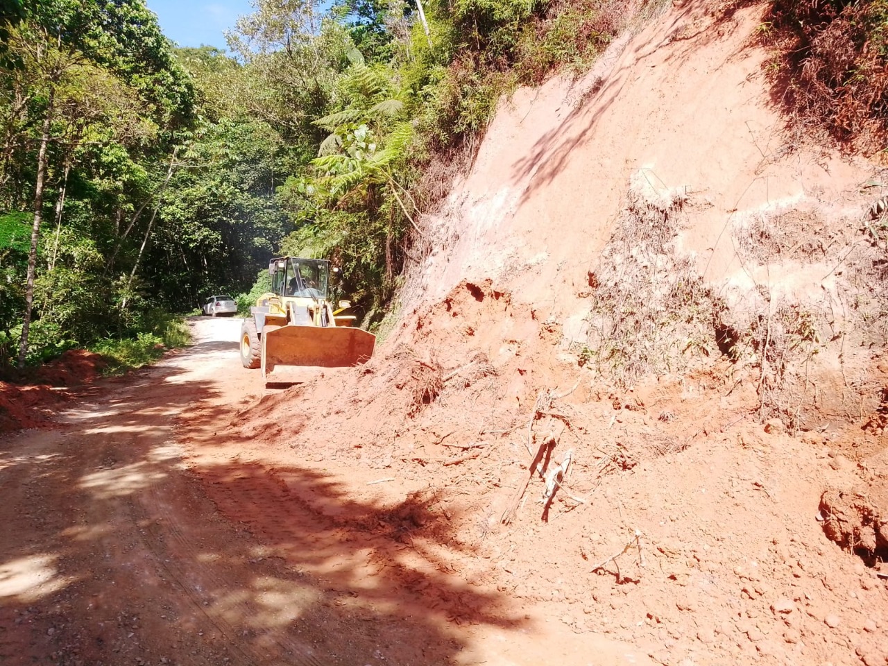 Confira as atividades da equipe de patrola e limpeza da Secretaria de Obras