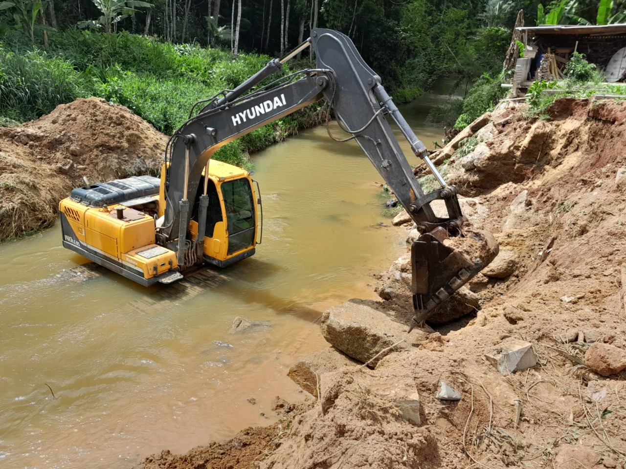 Confira as atividades da equipe de patrola e limpeza da Secretaria de Obras