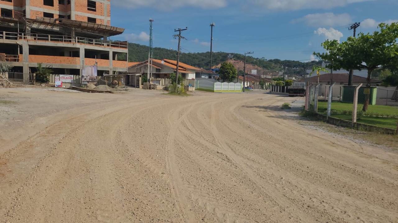 Confira as atividades da equipe de patrola e limpeza da Secretaria de Obras