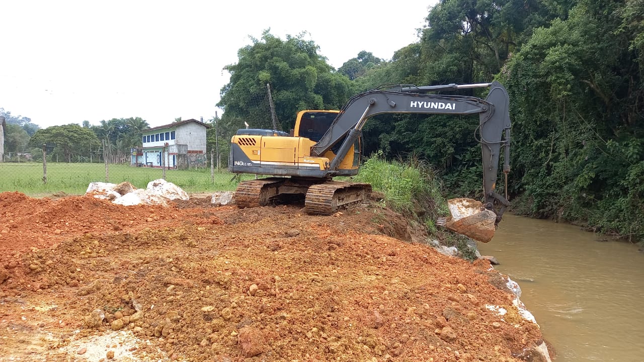 Confira as atividades da equipe de patrola e limpeza da Secretaria de Obras