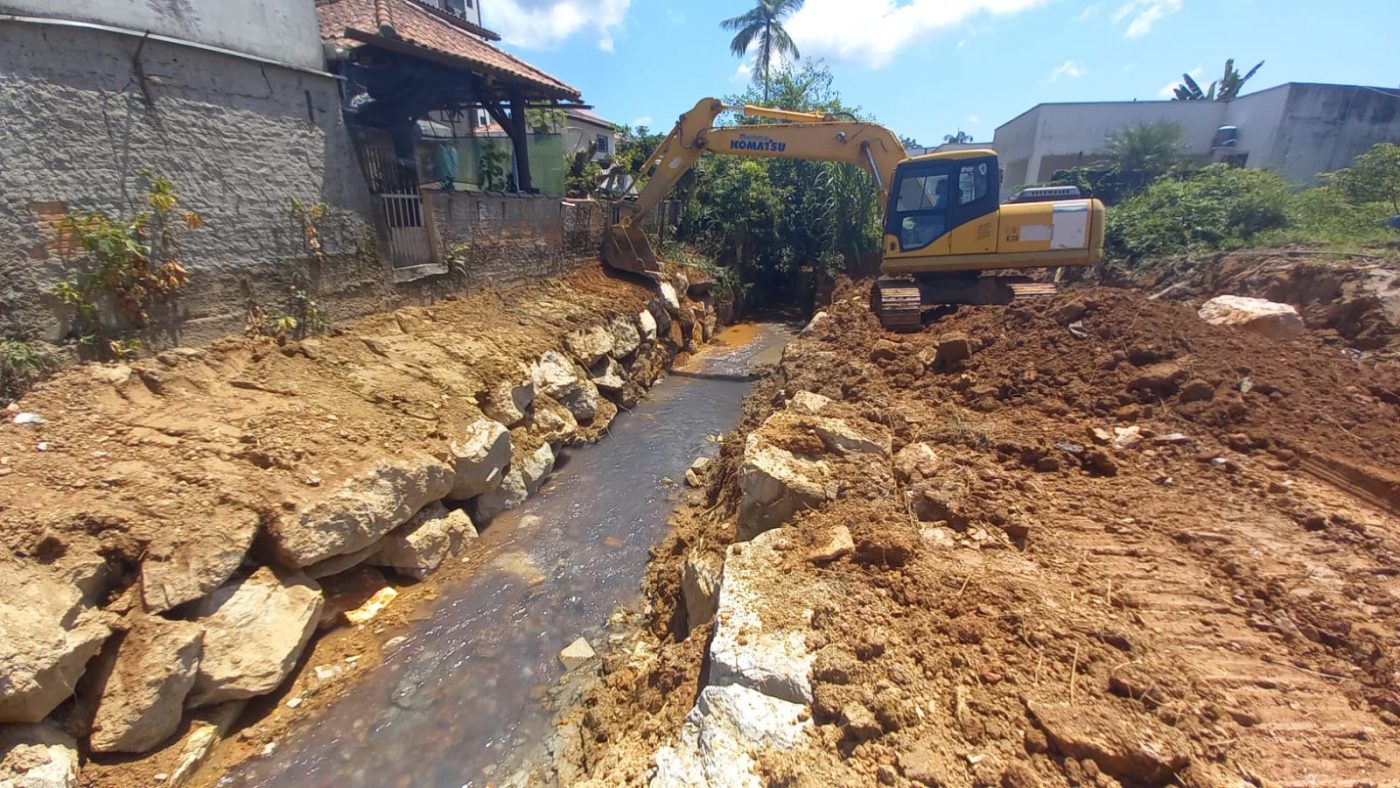 Confira as atividades da equipe de patrola e limpeza da Secretaria de Obras