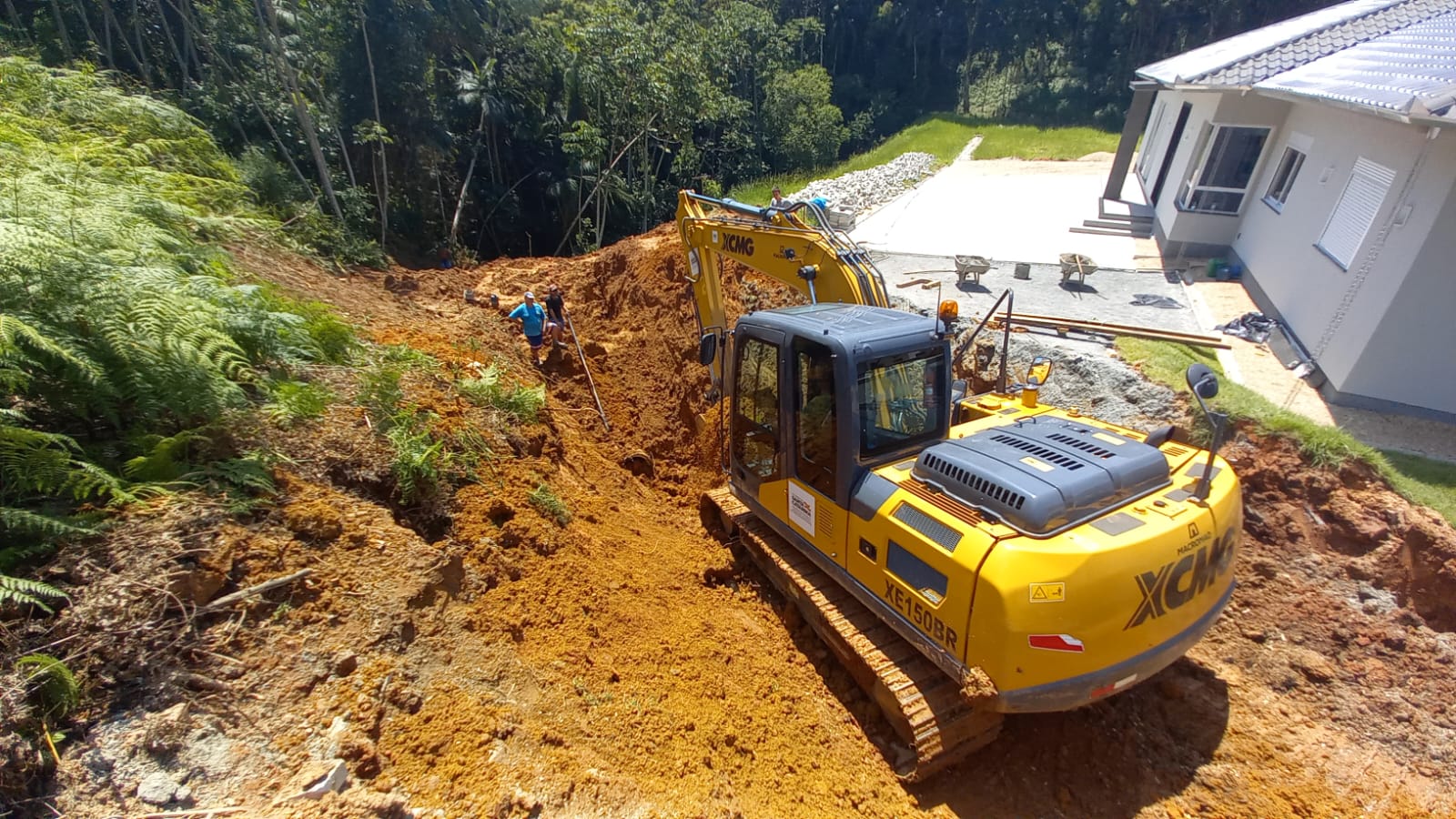 Confira as atividades da equipe de patrola e limpeza da Secretaria de Obras