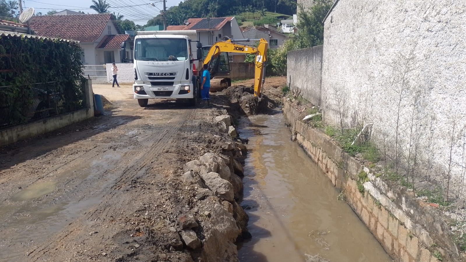 Escavadeiras atuam em diversas ações da Secretaria de Obras nesta terça-feira