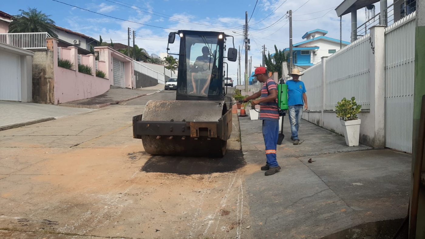 Secretaria de Obras realiza operação tapa-buracos no Limoeiro