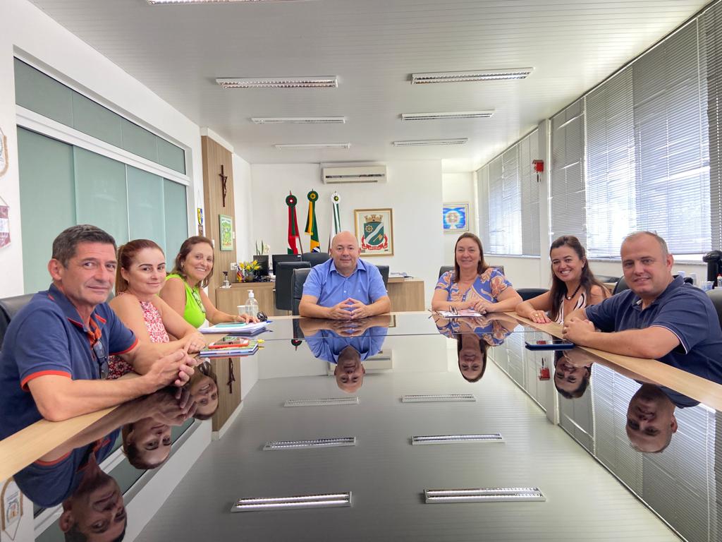 Prefeito recebe equipe local da Coordenadoria de Educação do Estado