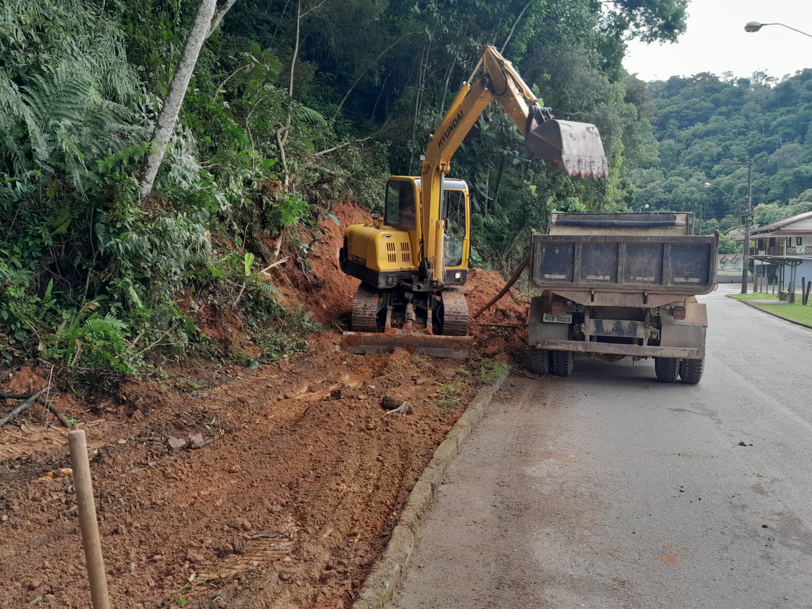 Secretaria de Obras inicia construção de calçadas na rua Alberto Muller