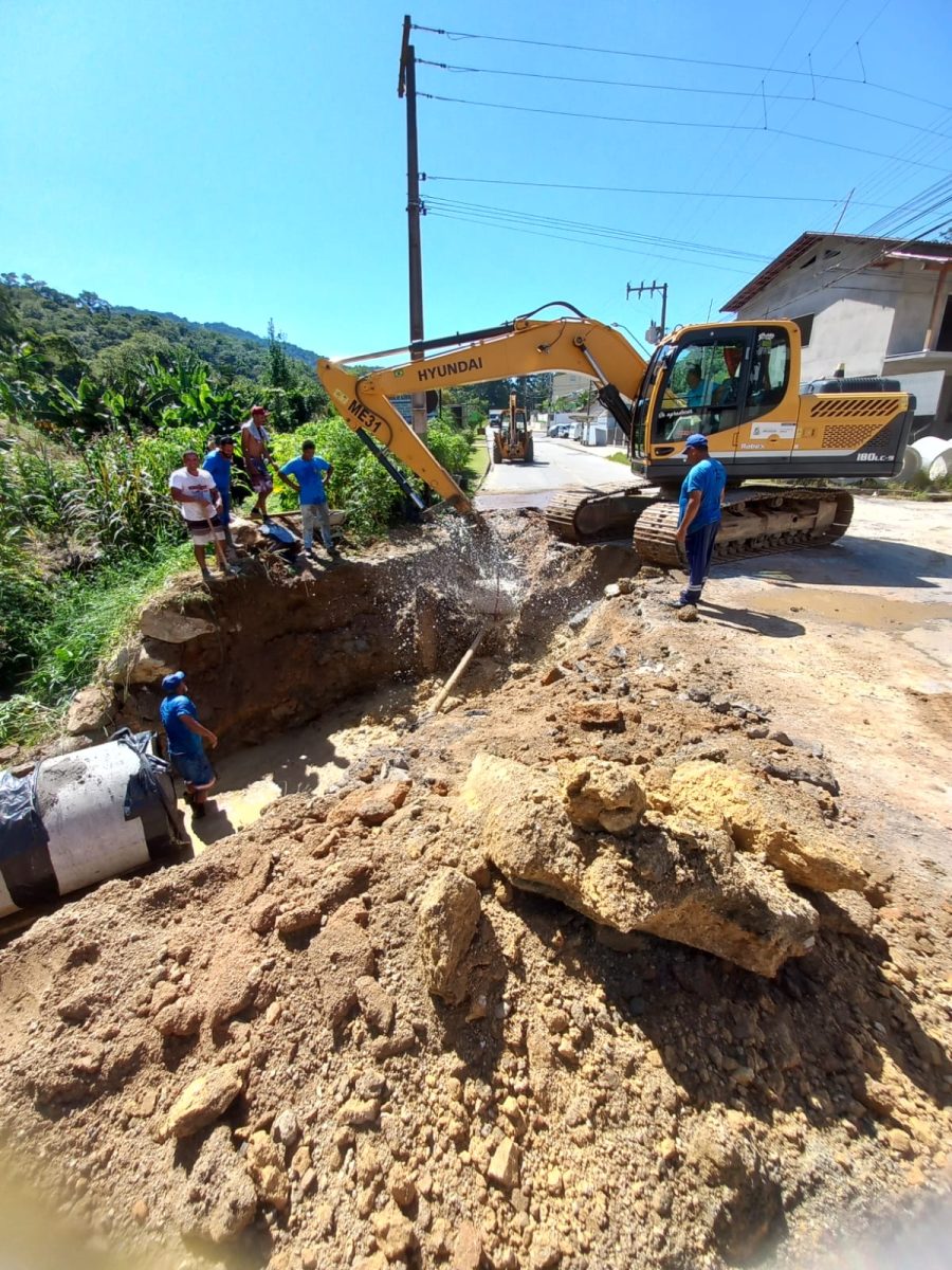 Secretaria de Obras executa limpeza de valas nesta quinta-feira