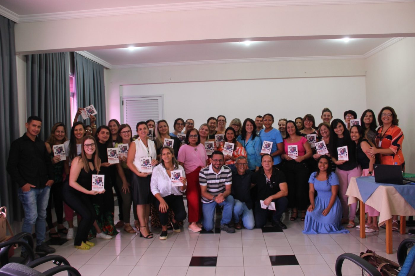 Professor de Brusque apresenta livro e relata experiência com filho autista