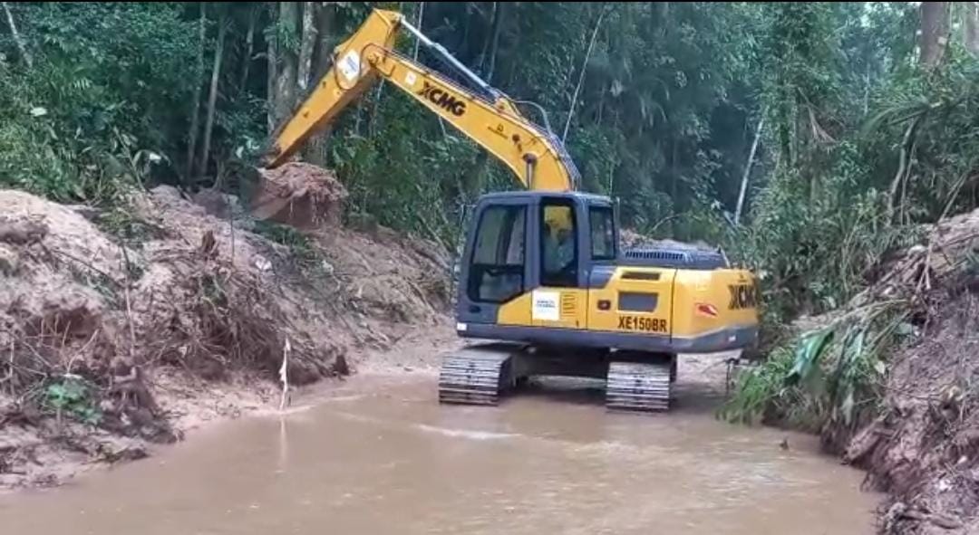 Secretaria de Obras trabalha periodicamente na limpeza de valas