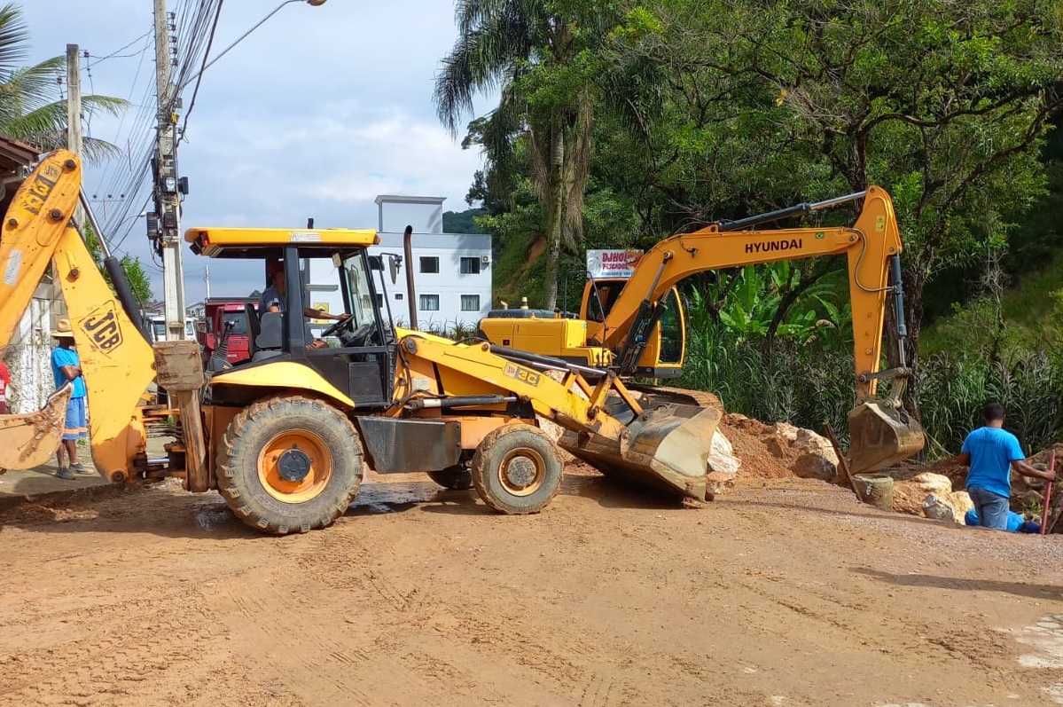 Secretaria de Obras realiza reparos e construção de enrocamentos