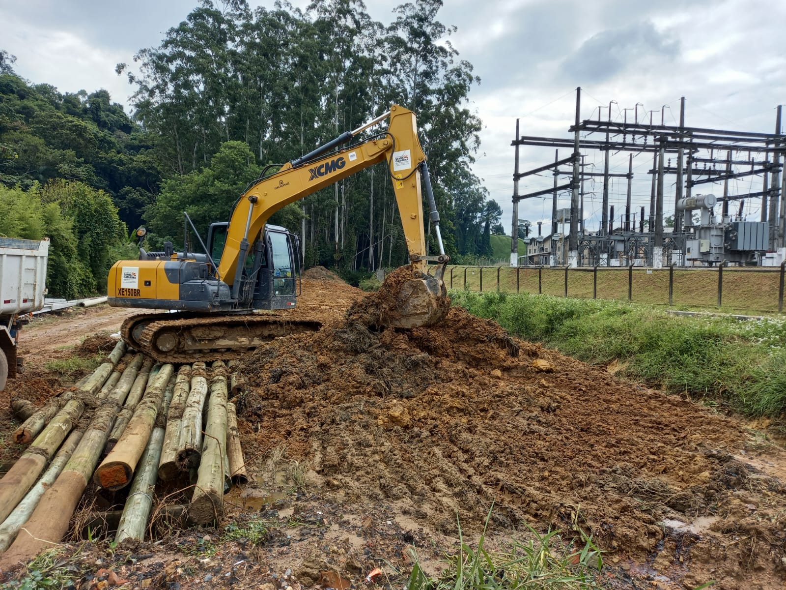 Limpeza de valas, bocas de lobo e patrolamento de ruas são executados pela Secretaria de Obras