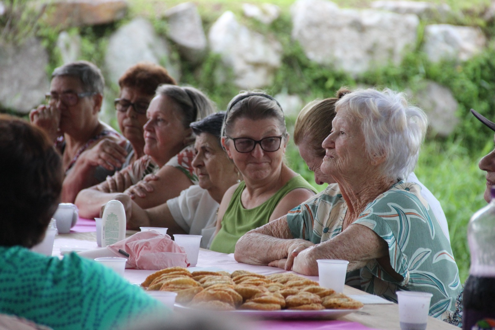 Grupo de idosos realiza visita guiada no Parque das Esculturas
