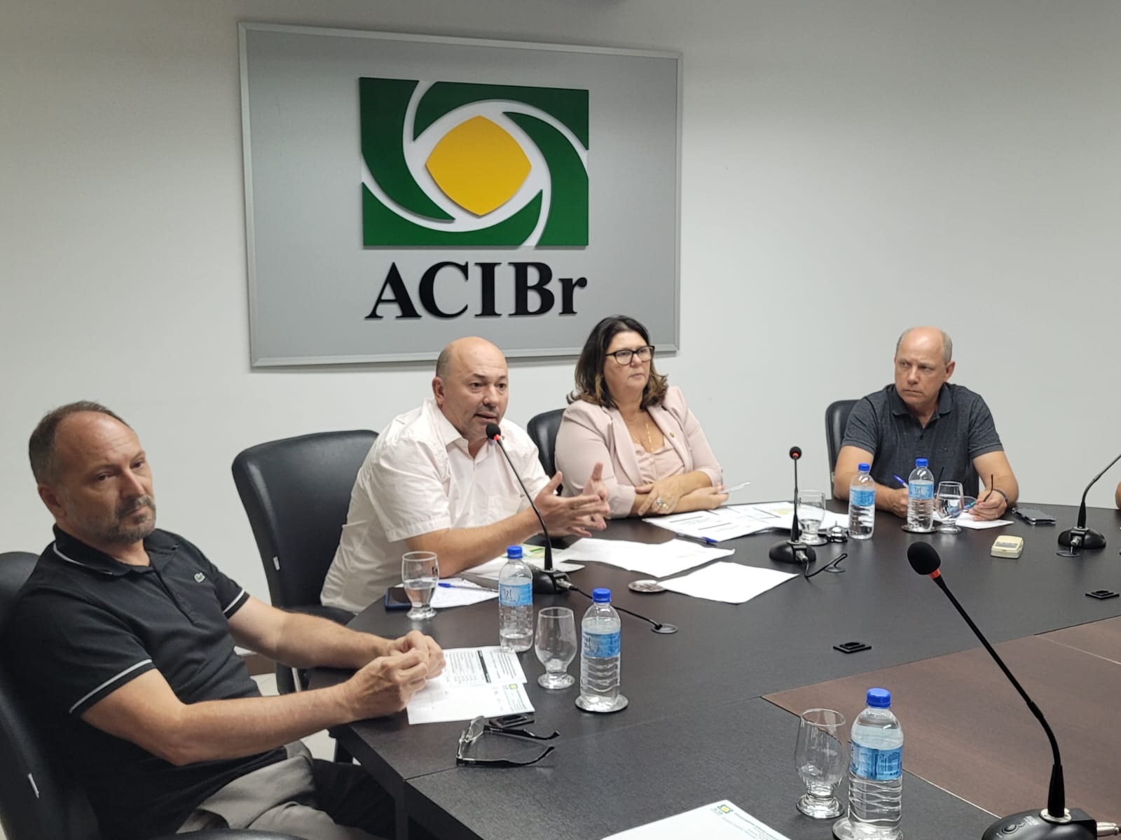 Prefeito Ari Vequi cumpre agenda e apresenta obras e ações em reunião da diretoria na ACIBr