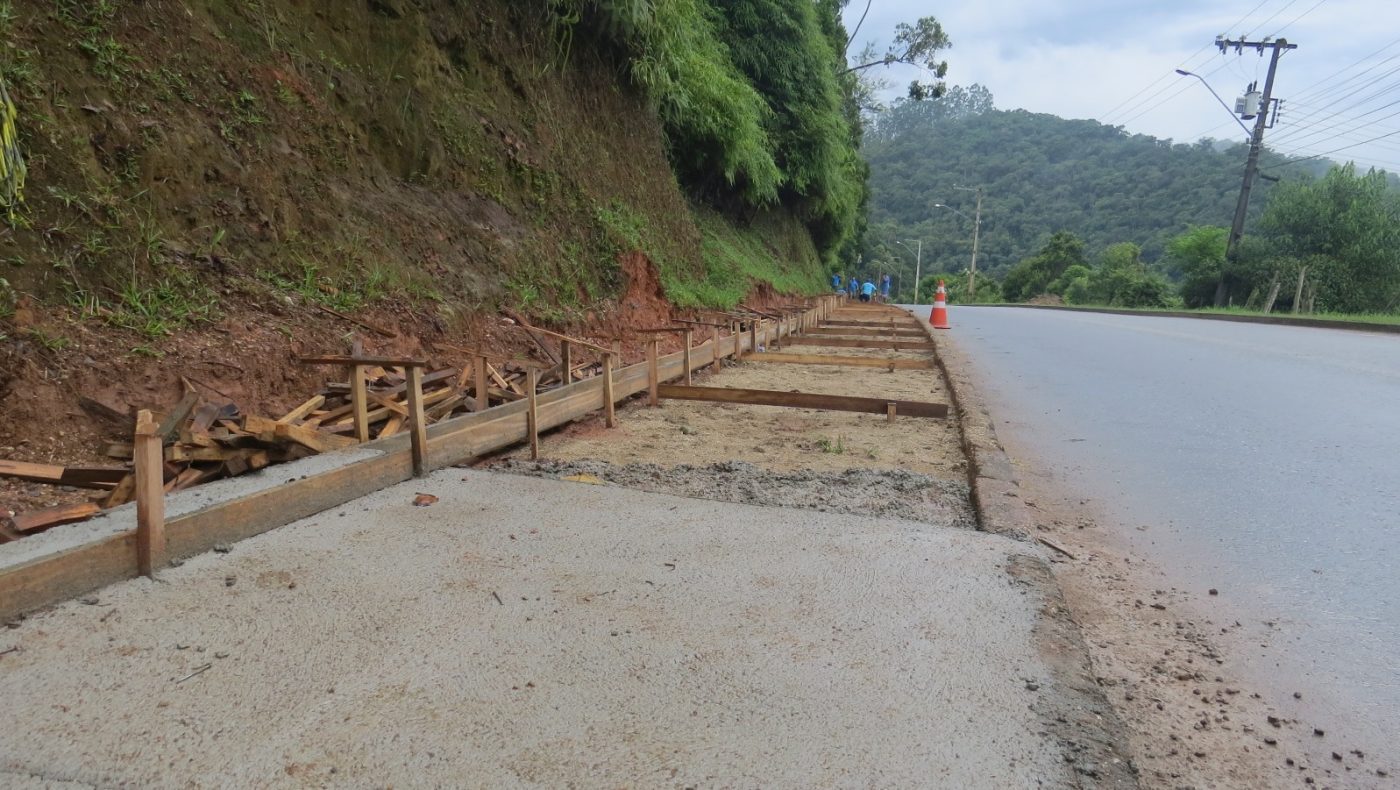 Novas calçadas são construídas na Alberto Muller, no bairro Limeira