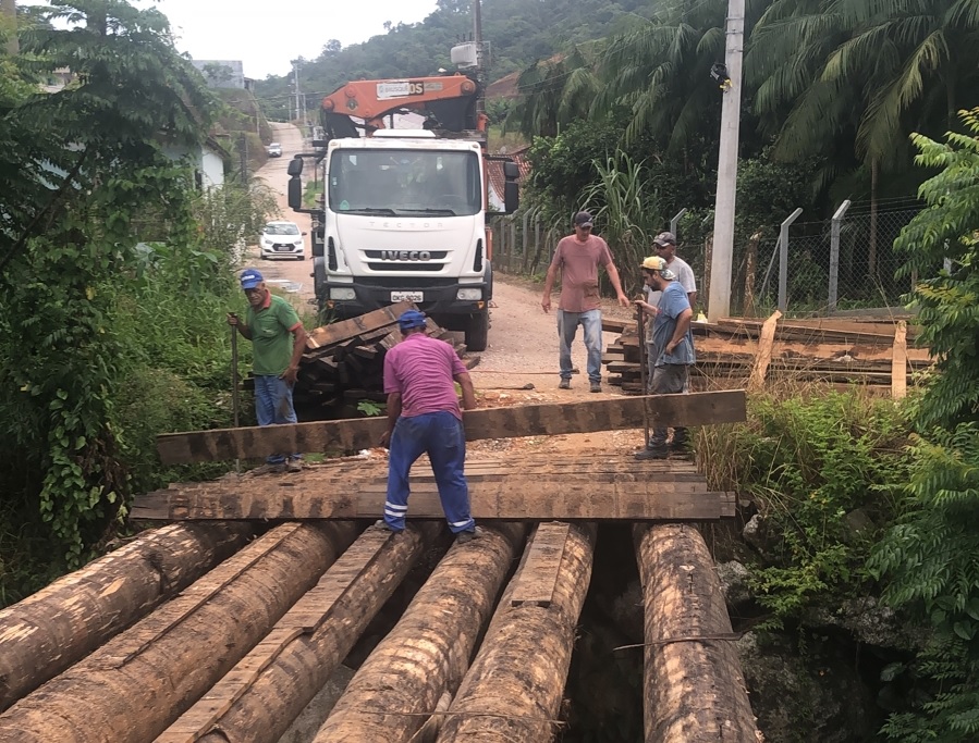 Cabeceiras da ponte na rua Ernesto Schroeder, no bairro Limeira, recebem manutenção