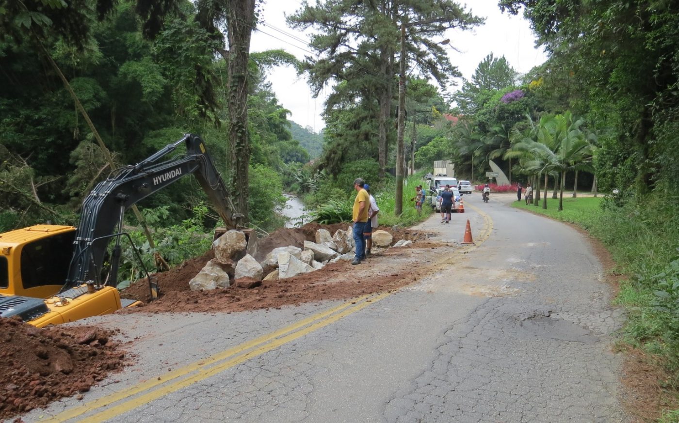 Secretaria de Obras inicia enrocamento na Travessa Lagoa Dourada